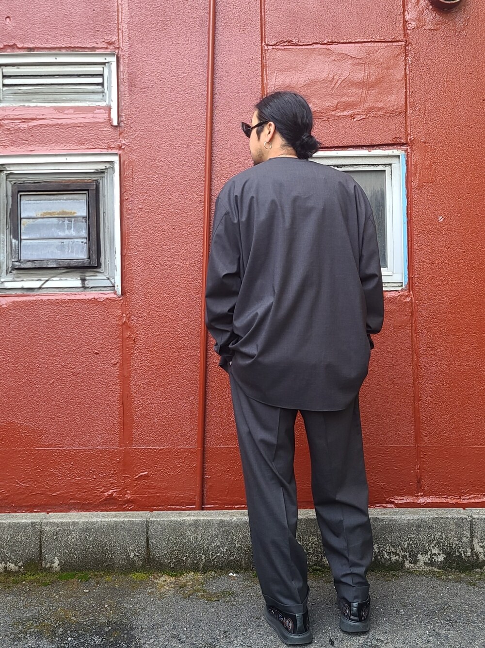 グレー系のシャツ/ブラウス、グレー系のスラックスを着用したメンズの冬コーディネートの2枚目の写真