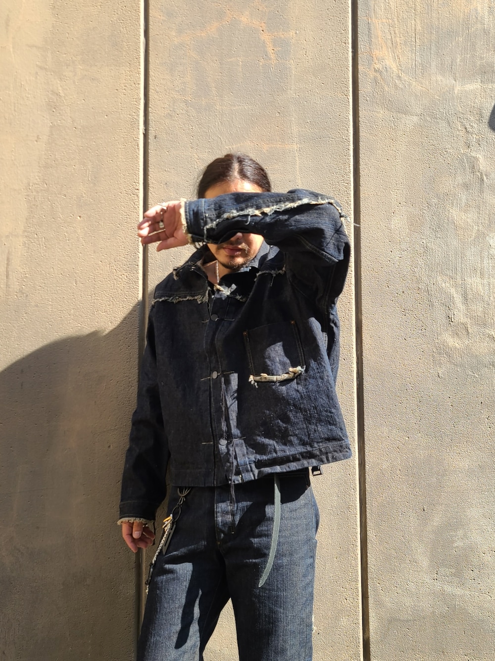 ブルー系のデニムジャケット、ブルー系のデニムパンツ、ブラック系のTシャツ/カットソーを着用したメンズの冬コーディネートの3枚目の写真