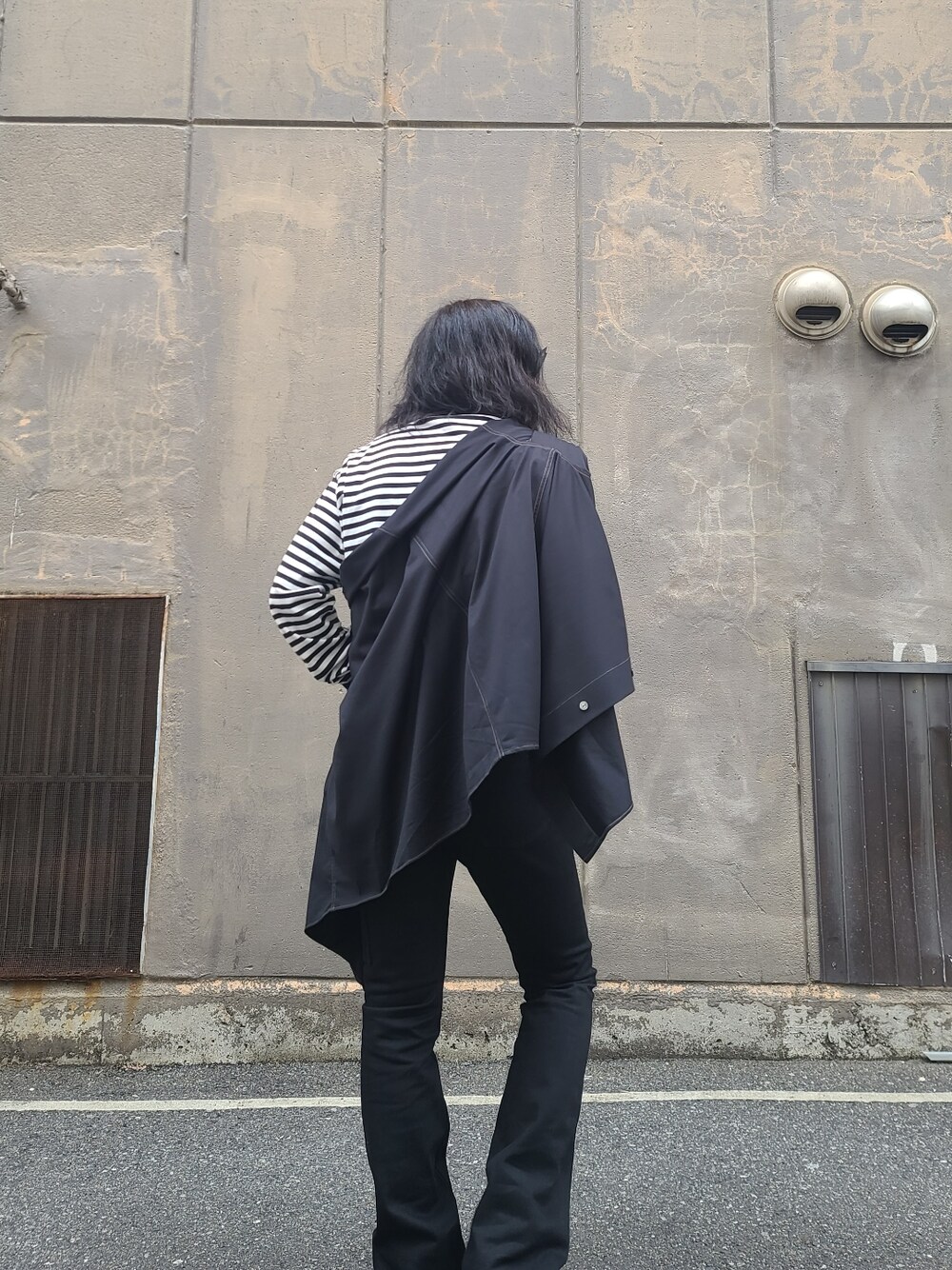 ブラック系のシャツ/ブラウス、ブラック系のTシャツ/カットソー、ブラック系のデニムパンツを着用したメンズの春コーディネートの4枚目の写真