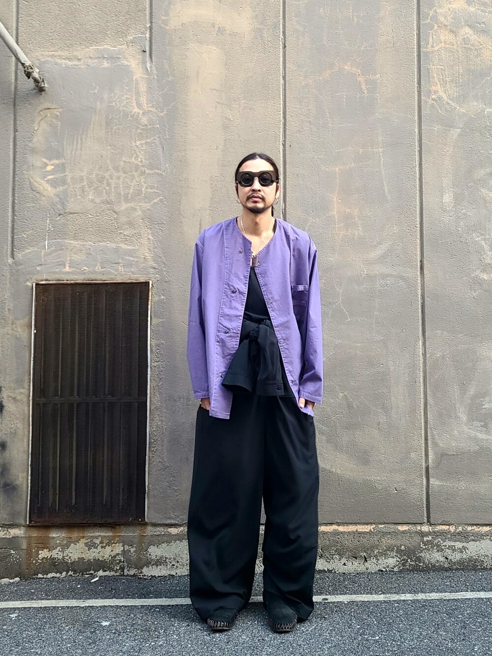 パープル系のシャツ/ブラウス、ブラック系のつなぎ/オールインワンを着用したメンズの春コーディネートの2枚目の写真