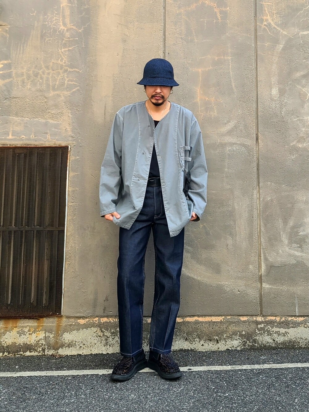 グリーン系のシャツ/ブラウス、ブルー系のデニムパンツ、ブルー系のハットを着用したメンズの春コーディネートの1枚目の写真