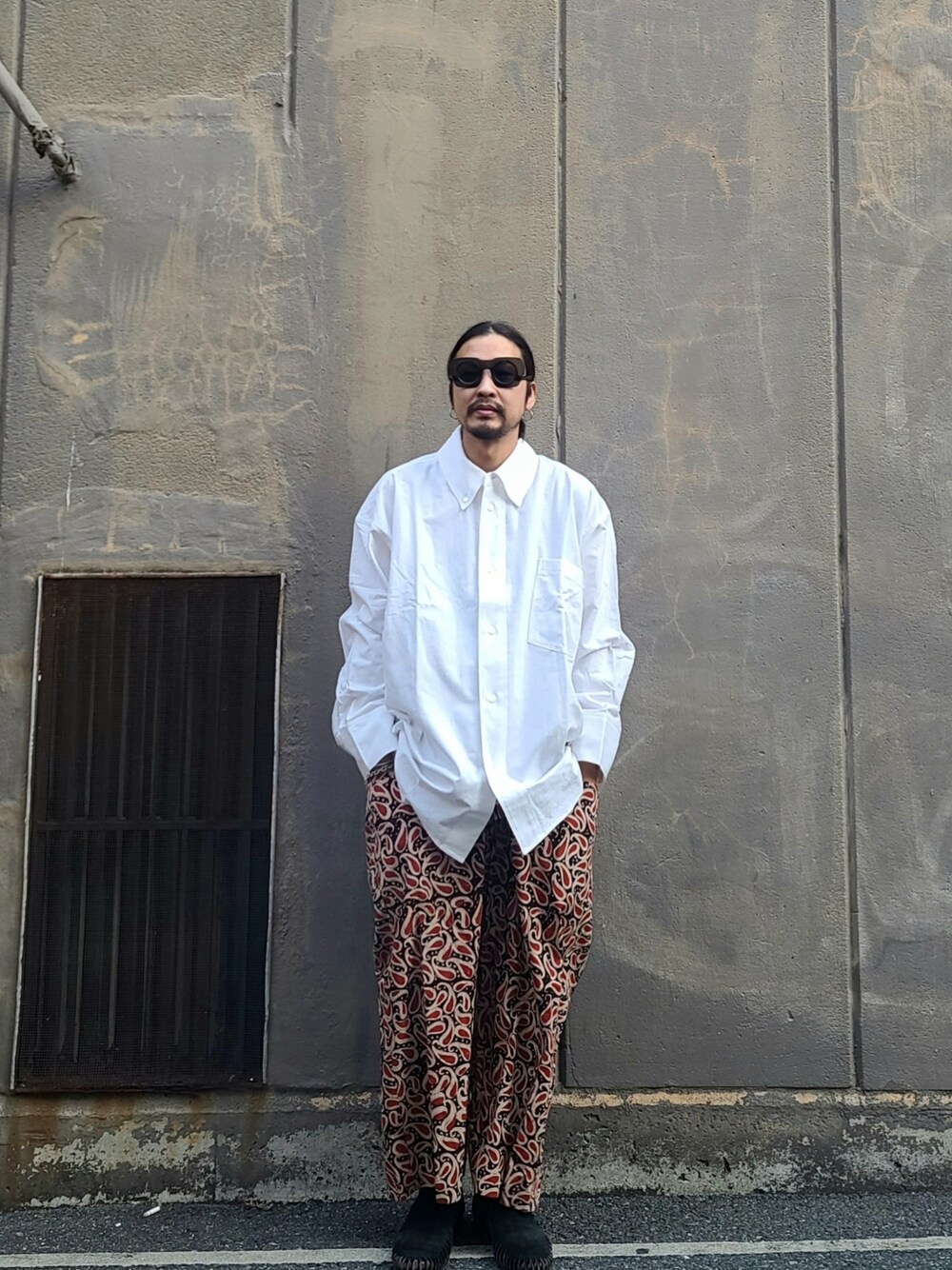 「春コーデ、春服みてみて、シャツスタイル、つなぎ、オーバーオール、レイヤードスタイル、タックイン、オーバーサイズ、大人カジュアル、サングラス、白シャツ、ペイズリー、私の推しブランド、edwina horl、lally_joe」｜「Edwina HorlのHBB BASTARD SHIRT〈OUT OF BALANCE〉（シャツ/ブラウス、ホワイト系）」を使った、HDKさん（メンズ・172cm）の春コーディネートの1枚目の写真