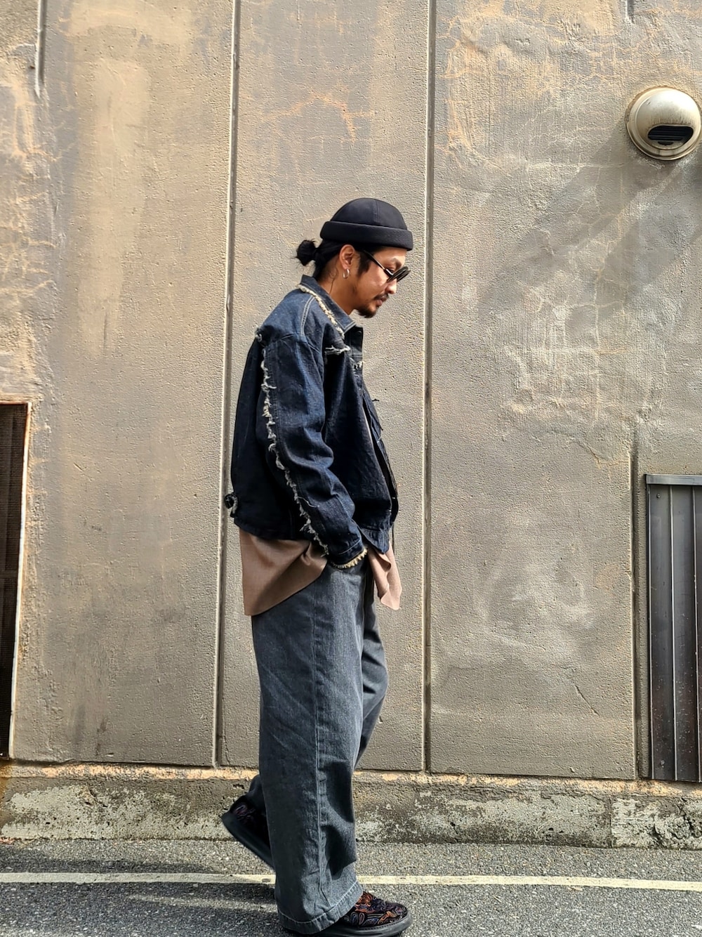 ブルー系のデニムジャケット、ブラウン系のシャツ/ブラウス、ブラック系のデニムパンツを着用したメンズの春コーディネートの3枚目の写真