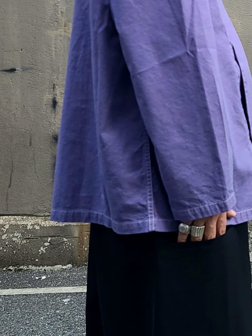 パープル系のシャツ/ブラウス、ブラック系のつなぎ/オールインワンを着用したメンズの春コーディネートの4枚目の写真