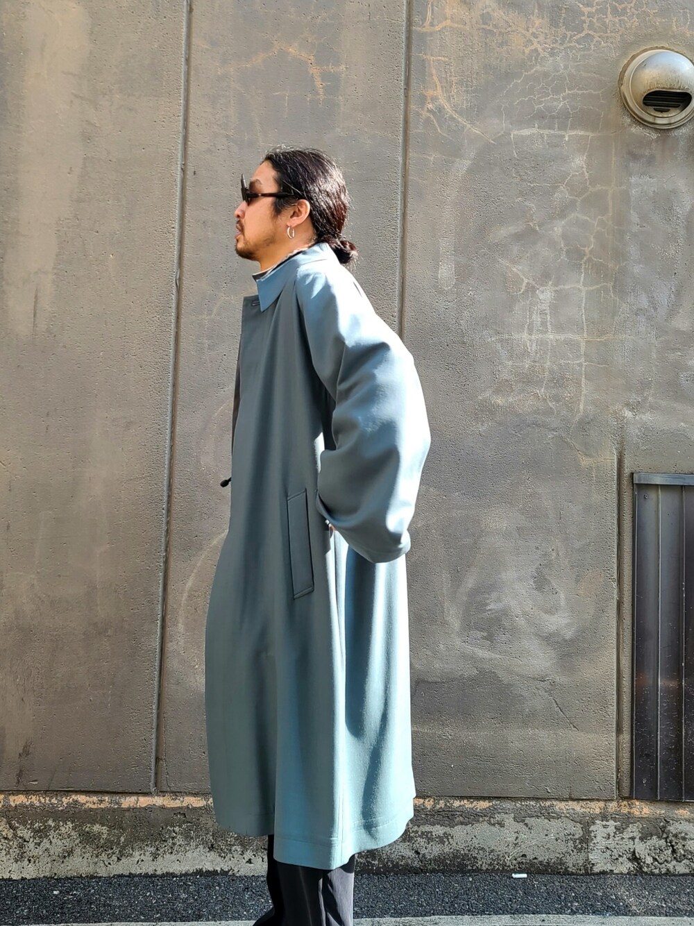 グリーン系のジャケット/アウター、ブラウン系のシャツ/ブラウス、ブラック系のパンツを着用したメンズの冬コーディネートの3枚目の写真