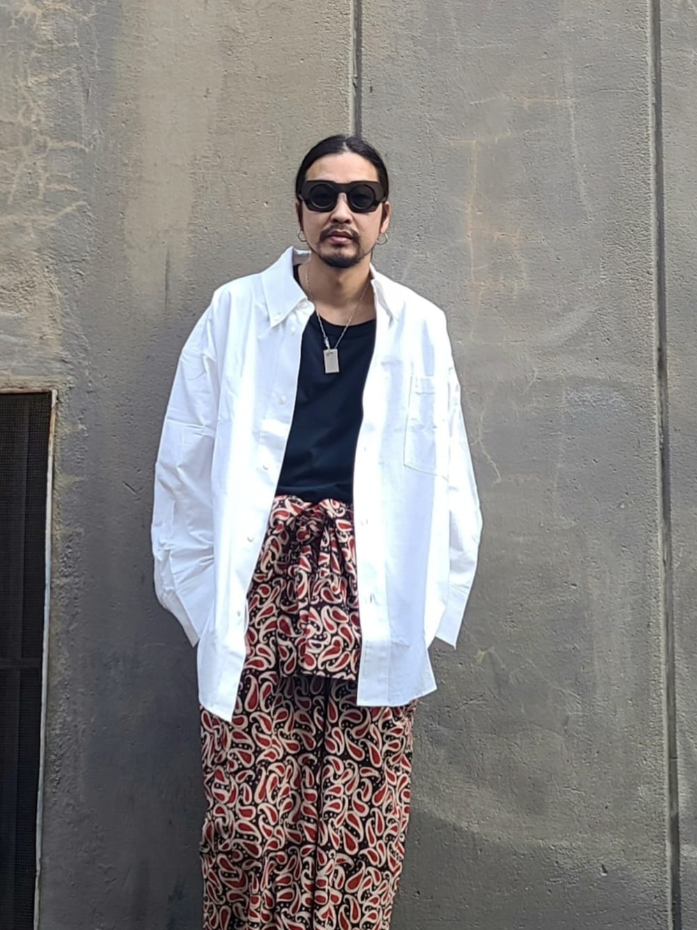 「春コーデ、春服みてみて、シャツスタイル、つなぎ、オーバーオール、レイヤードスタイル、タックイン、オーバーサイズ、大人カジュアル、サングラス、白シャツ、ペイズリー、私の推しブランド、edwina horl、lally_joe」｜「Edwina HorlのHBB BASTARD SHIRT〈OUT OF BALANCE〉（シャツ/ブラウス、ホワイト系）」を使った、HDKさん（メンズ・172cm）の春コーディネートの2枚目の写真