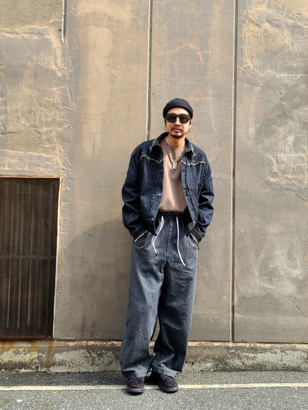 ブルー系のデニムジャケット、ブラウン系のシャツ/ブラウス、ブラック系のデニムパンツを着用したメンズの春コーディネートの2枚目の写真