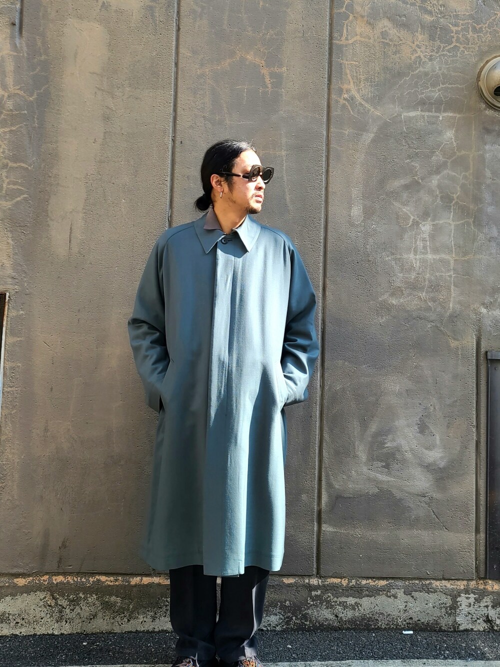 グリーン系のジャケット/アウター、ブラウン系のシャツ/ブラウス、ブラック系のパンツを着用したメンズの冬コーディネートの2枚目の写真