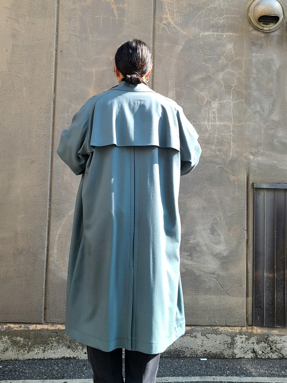 グリーン系のジャケット/アウター、ブラウン系のシャツ/ブラウス、ブラック系のパンツを着用したメンズの冬コーディネートの4枚目の写真