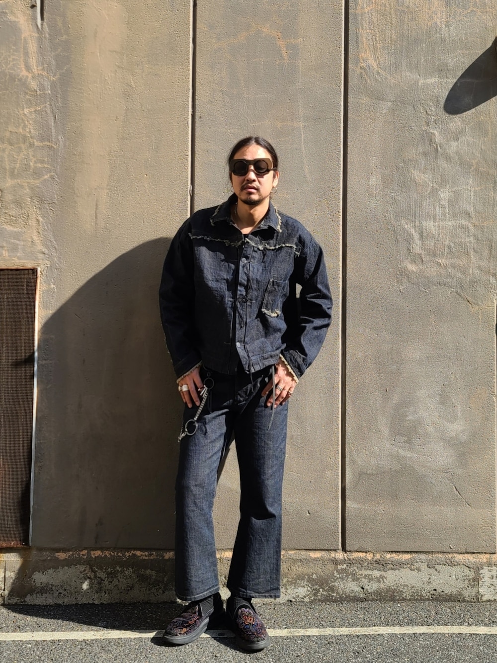 ブルー系のデニムジャケット、ブルー系のデニムパンツ、ブラック系のTシャツ/カットソーを着用したメンズの冬コーディネートの2枚目の写真