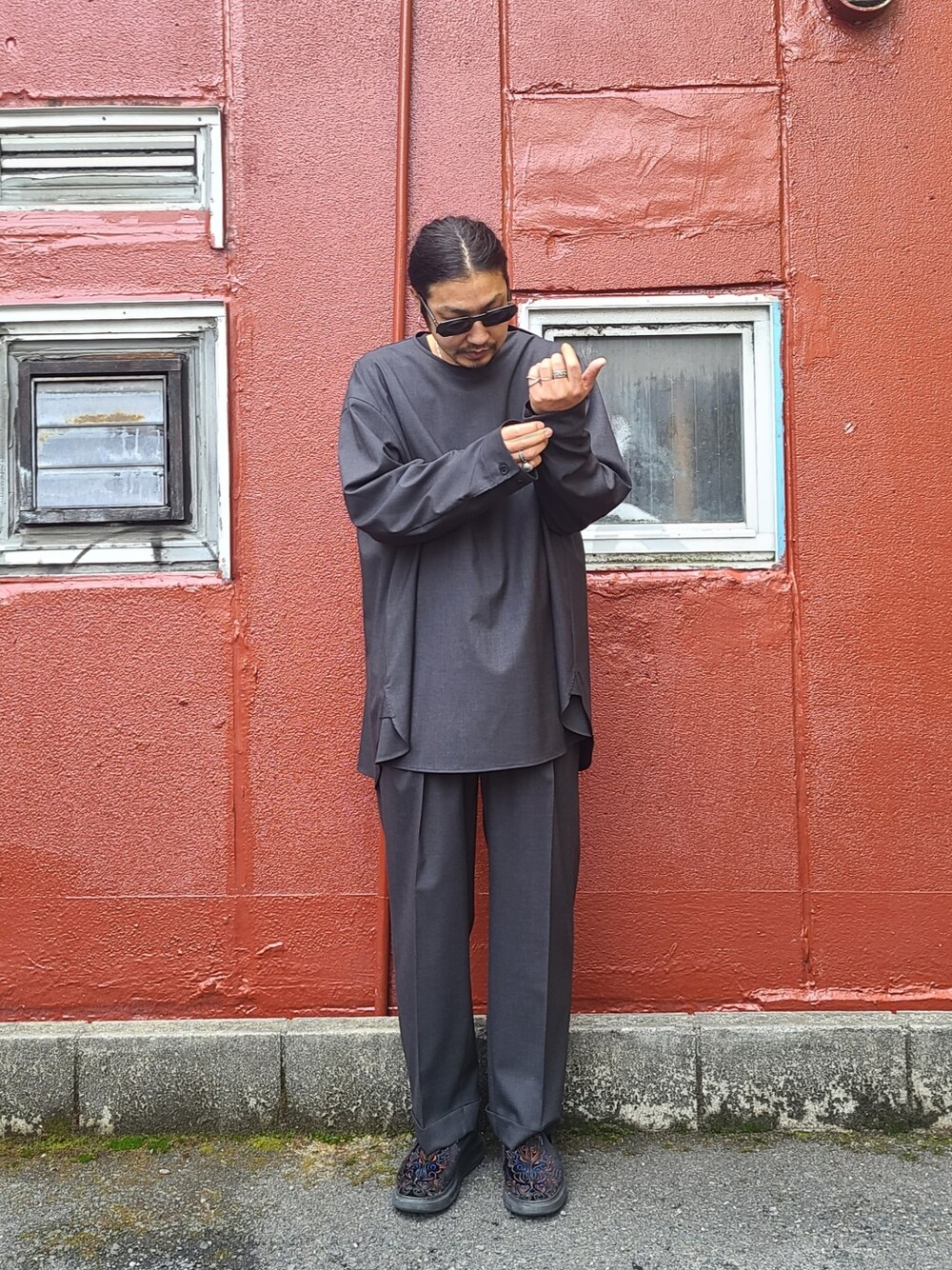 グレー系のシャツ/ブラウス、グレー系のスラックスを着用したメンズの冬コーディネートの3枚目の写真