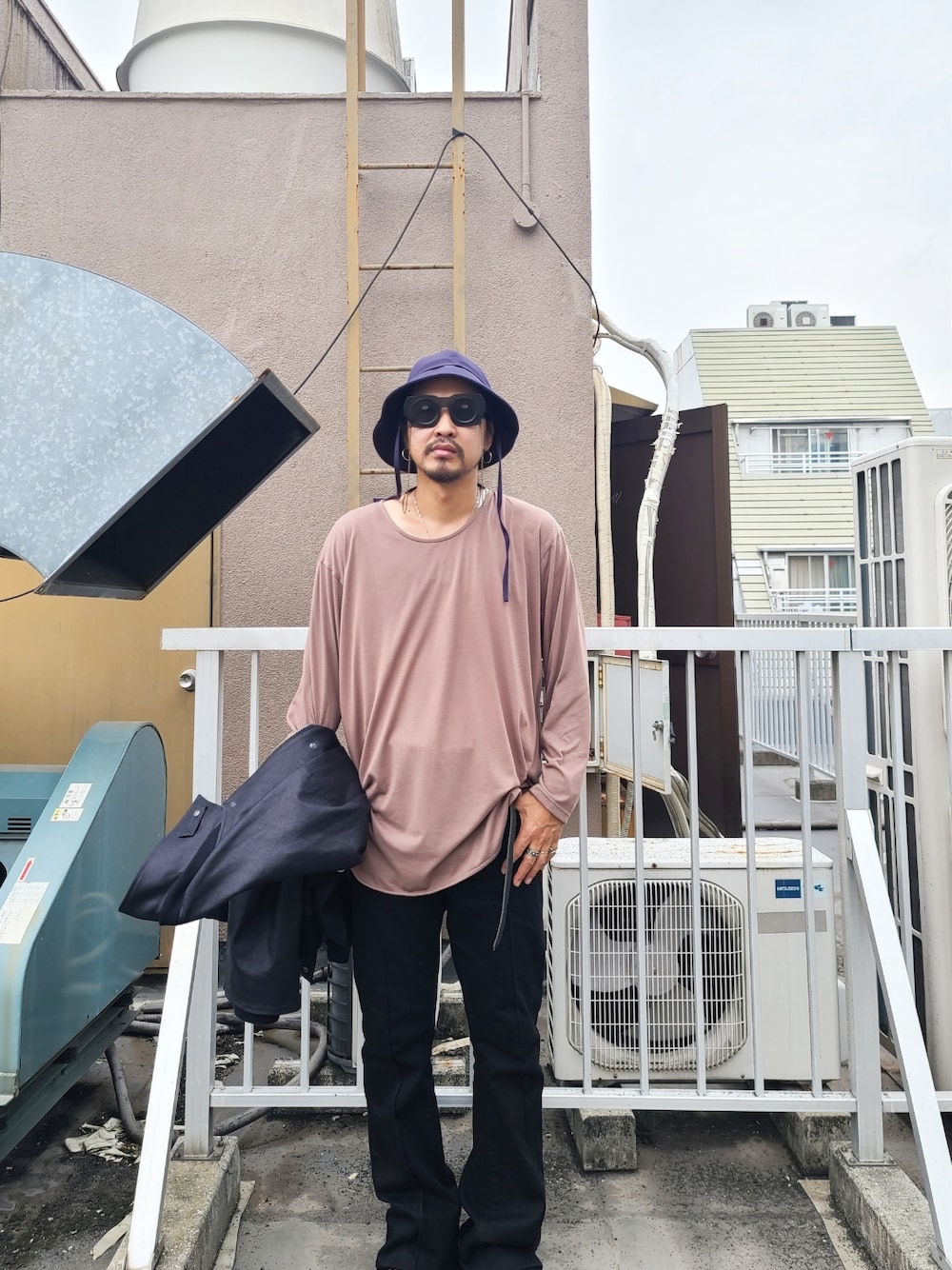 ブラウン系のTシャツ/カットソー、ブラック系のブルゾン、ブラック系のデニムパンツを着用したメンズの秋コーディネートの1枚目の写真