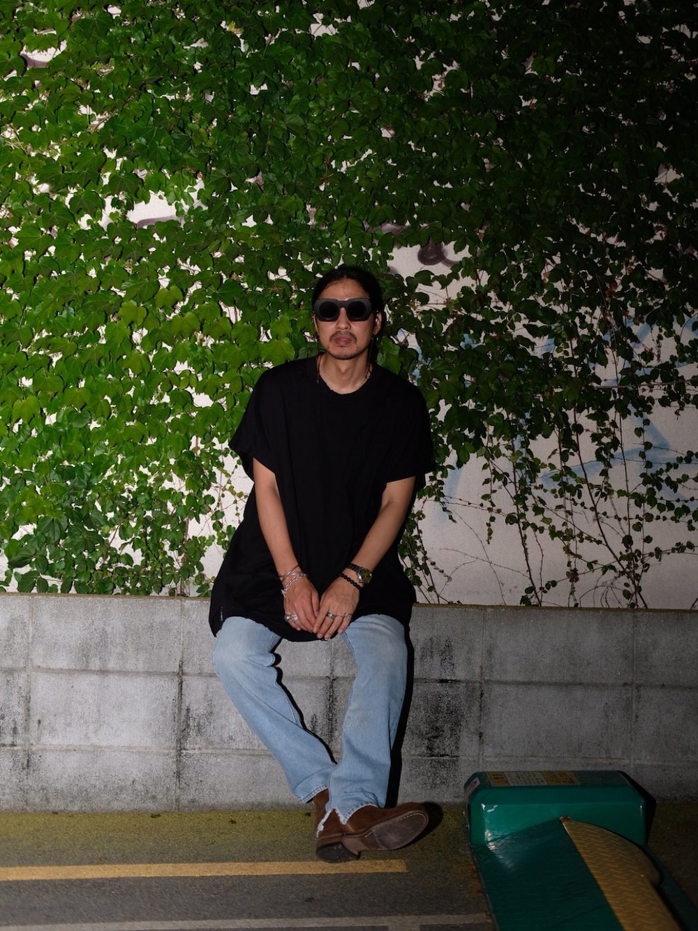 ブラック系のTシャツ/カットソー、ブルー系のデニムパンツ、ブルー系のシャツ/ブラウスを着用したメンズの夏コーディネートの1枚目の写真