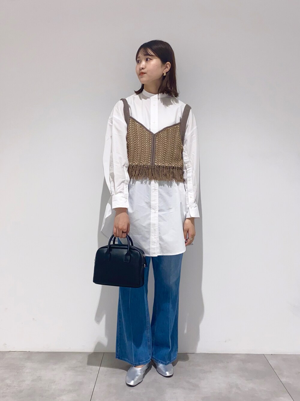 シルバー系のパンプス、その他のベスト、ホワイト系のシャツ/ブラウスを着用したレディースの夏コーディネートの1枚目の写真