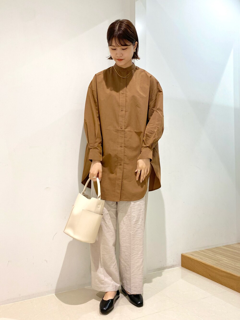 ベージュ系のその他パンツ、イエロー系のシャツ/ブラウス、ホワイト系のトートバッグを着用したレディースの秋コーディネートの1枚目の写真