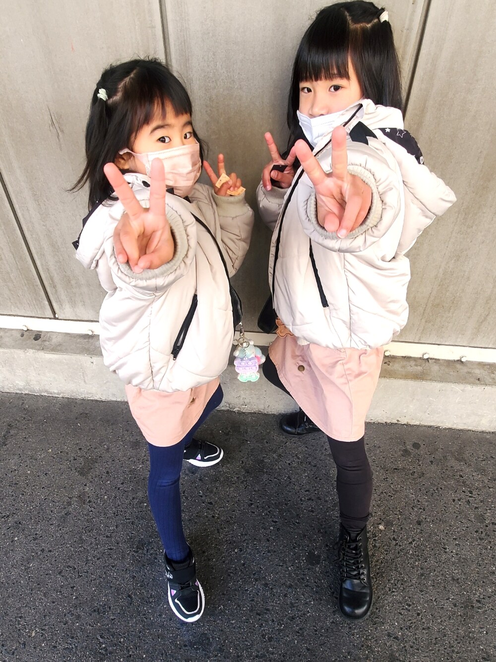 「姉妹コーデ」｜「BABYDOLLのアイテム（ダウンジャケット/コート、ベージュ系）」を使った、Yuanさん（キッズ・120cm）の冬コーディネートの1枚目の写真