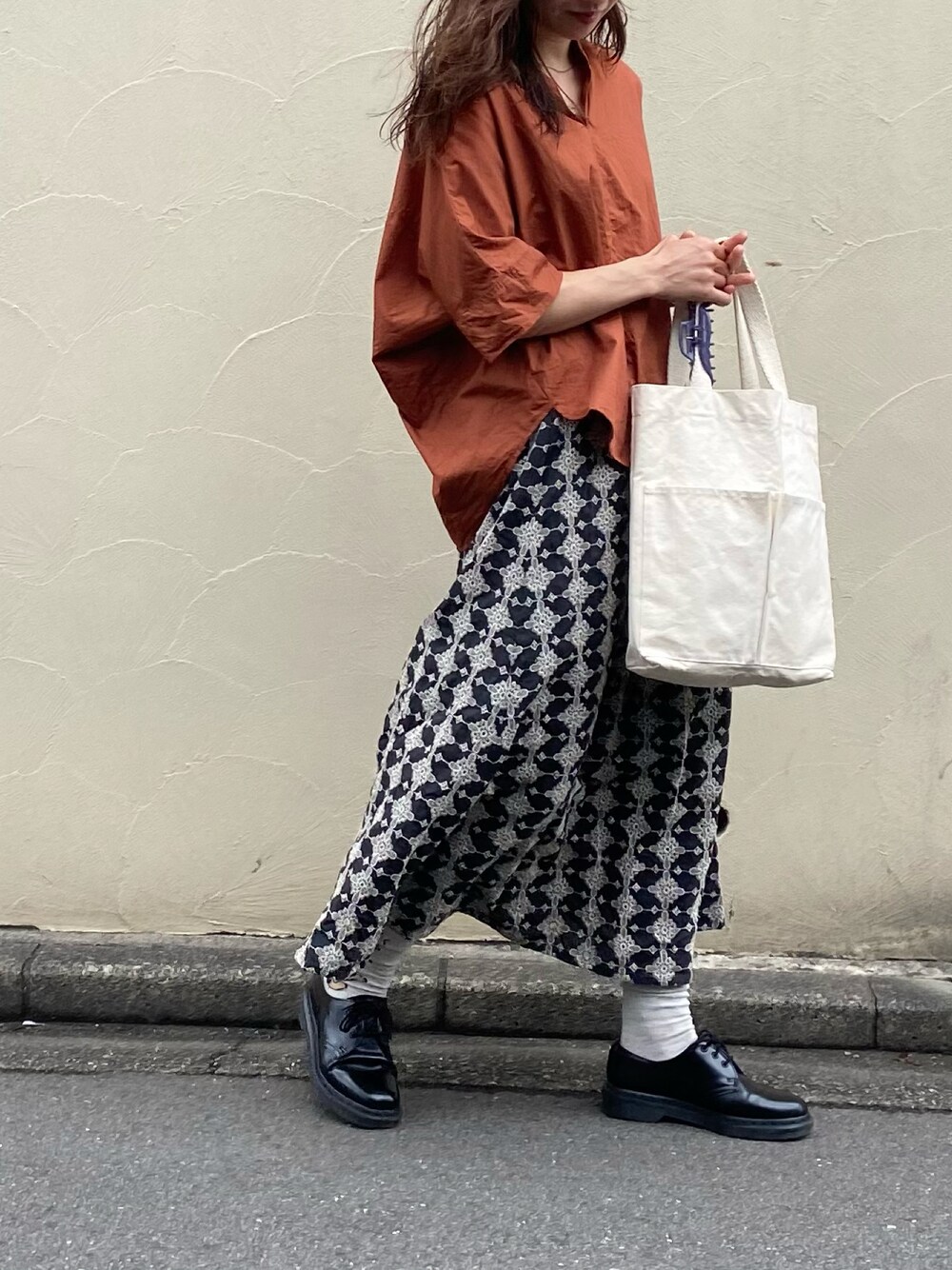 「秋のコーデ、オトナカジュアル、チェック、きれいめカジュアル、大人女子、柄スカート、秋コーデ、レトロ、キレイめ、ブラウン、トートバッグ、無印良品、プチプラ、プチプラコーデ、シャツスタイル」｜「無印良品のアイテム（トートバッグ、ホワイト系）」を使った、ひらめ。さん（レディース・165cm）の秋コーディネートの1枚目の写真