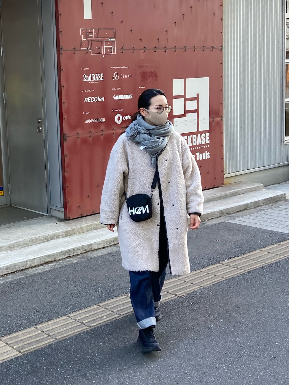 「シンプルコーデ、オトナ女子、冬、オトナカジュアル、ANATOMICA、デニム、ハイウエストデニム、デニムコーデ、もこもこ、ゆるコーデ」｜「UNIQLOのヒートテックエクストラウォームタートルT（長袖）（その他アンダーウェア/インナー、ブラック系）」を使った、ひらめ。さん（レディース・165cm）の冬コーディネートの1枚目の写真