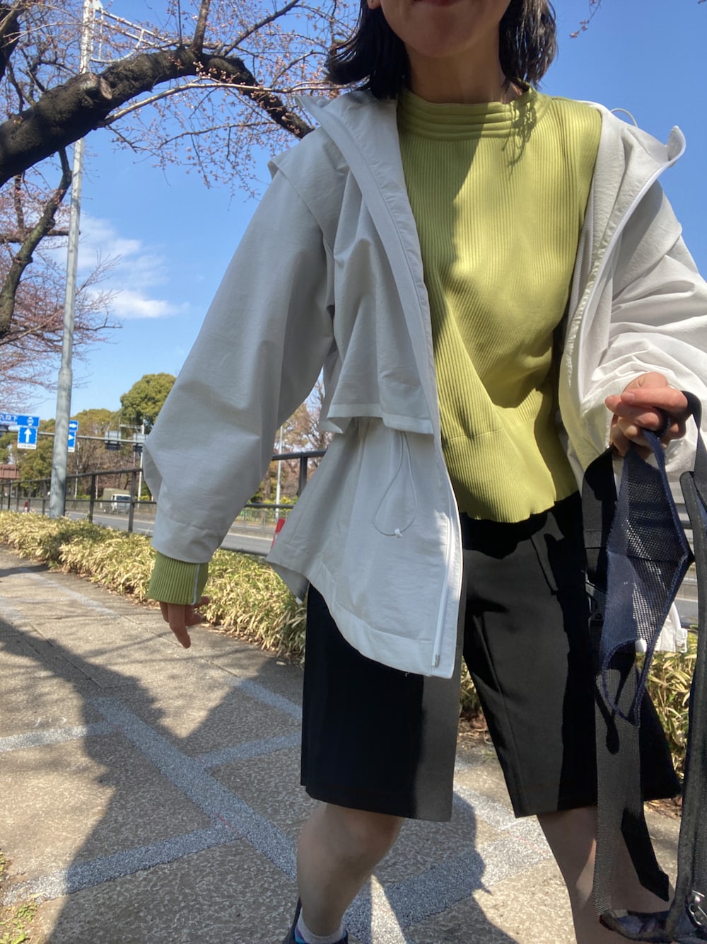 「春夏コーデ、ラクチンコーデ、シンプル、カジュアル、大人カジュアル、スポーツミックス、半ズボン、スニーカーコーデ、ブラック、韓国ファッション、きれいめカジュアル、はるコーデ、メンズライク、ボーイッシュ」｜「CITY TOKYOのオーバーマルチブルゾン（ブルゾン、ホワイト系）」を使った、ひらめ。さん（レディース・165cm）の春コーディネートの1枚目の写真