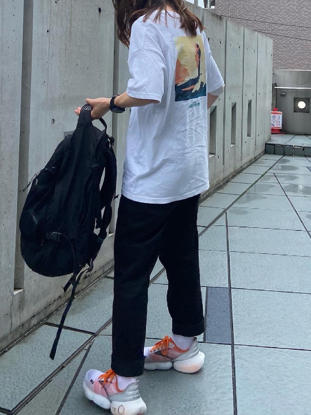 「シンプルコーデ、楽チンコーデ、夏コーデ、パンツスタイル、プチプラコーデ、夏だ！Tシャツ着よう！、いいね、save、フォローお願いします🤑、カジュアルコーデ、ビッグシルエット、スニーカーコーデ」｜「UNIQLOのヴィンテージレギュラーフィットチノ（その他パンツ、ブラウン系）」を使った、ひらめ。さん（レディース・165cm）の夏コーディネートの1枚目の写真