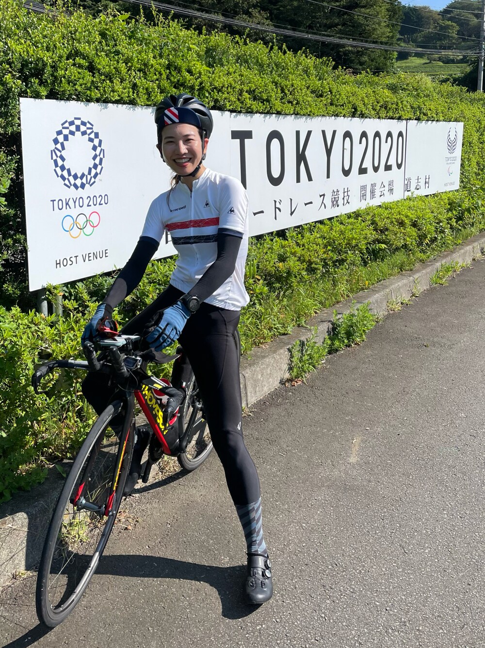 「シンプル、アウトドアスタイル、スポーツミックス、自転車スタイル、スポーツウェア、秋先取りコーデ、プチプラコーデ、ランニングスタイル、パンツスタイル、Tシャツ、モノトーンコーデ、ワントーンコーデ、ナチュラル、高身長女子、秋カラー」｜「le coq sportifのアイテム（アウトドア/スポーツ、ホワイト系）」を使った、ひらめ。さん（レディース・165cm）の夏コーディネートの1枚目の写真
