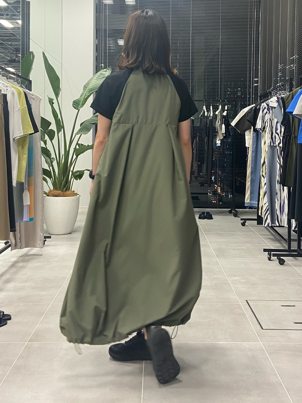 「夏コーデ、大人カジュアル、大人女子、大人コーデ、ワンピース、ワンピース×スニーカー、カジュアル」｜「CITY TOKYOの2wayヘムZIPワンピース（ワンピース、グリーン系）」を使った、ひらめ。さん（レディース・165cm）の夏コーディネートの1枚目の写真