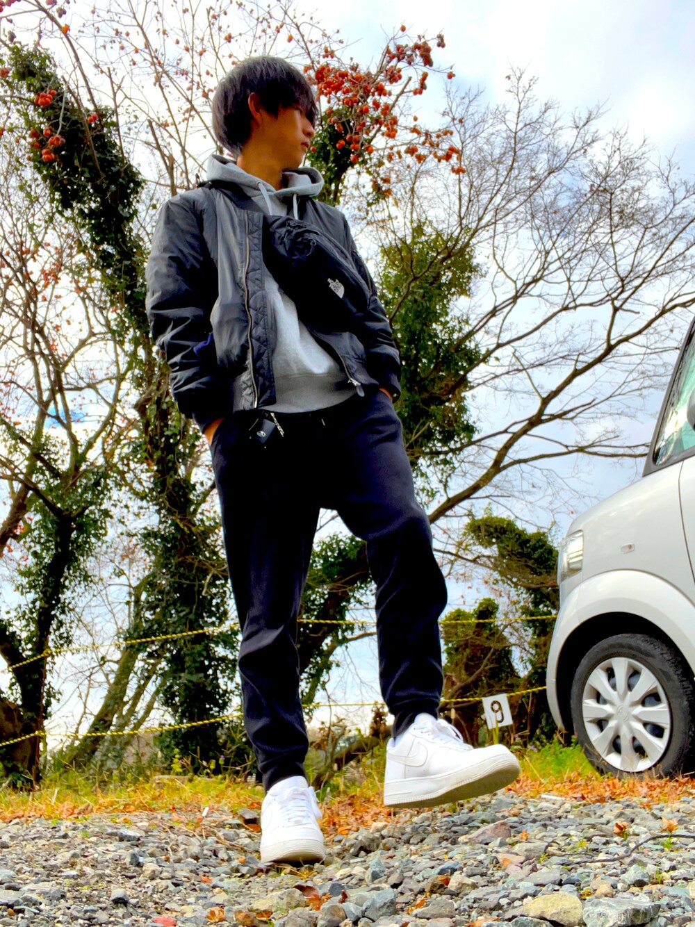 「今日のコーデ、カジュアル、シンプル、きれいめカジュアル、キレイめ、スニーカー、NIKE、UNIQLO、MA-1」｜「NIKEのアイテム（スニーカー、ホワイト系）」を使った、柴ちゃんさん（メンズ・168cm）の冬コーディネートの1枚目の写真