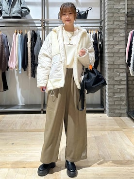 「LEPSIM（レプシィム）のサテンギャザーWストレートパンツ　600152（その他パンツ）」を使った、しおりんさん（レディース・165cm）の秋コーディネート