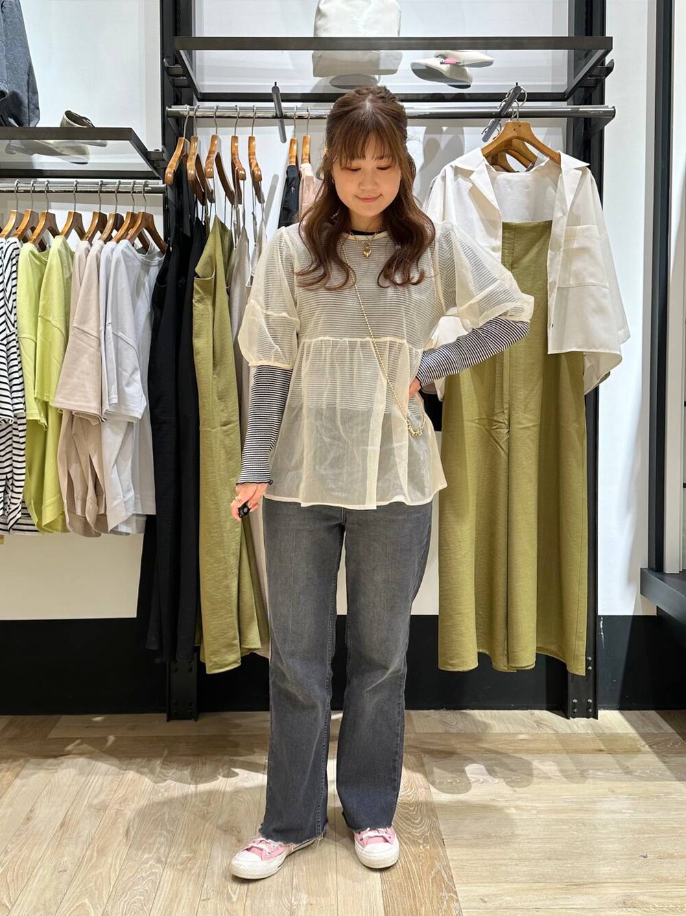 ホワイト系のTシャツ/カットソー、グレー系のデニムパンツ、ホワイト系のシャツ/ブラウスを着用したレディースの春コーディネートの1枚目の写真