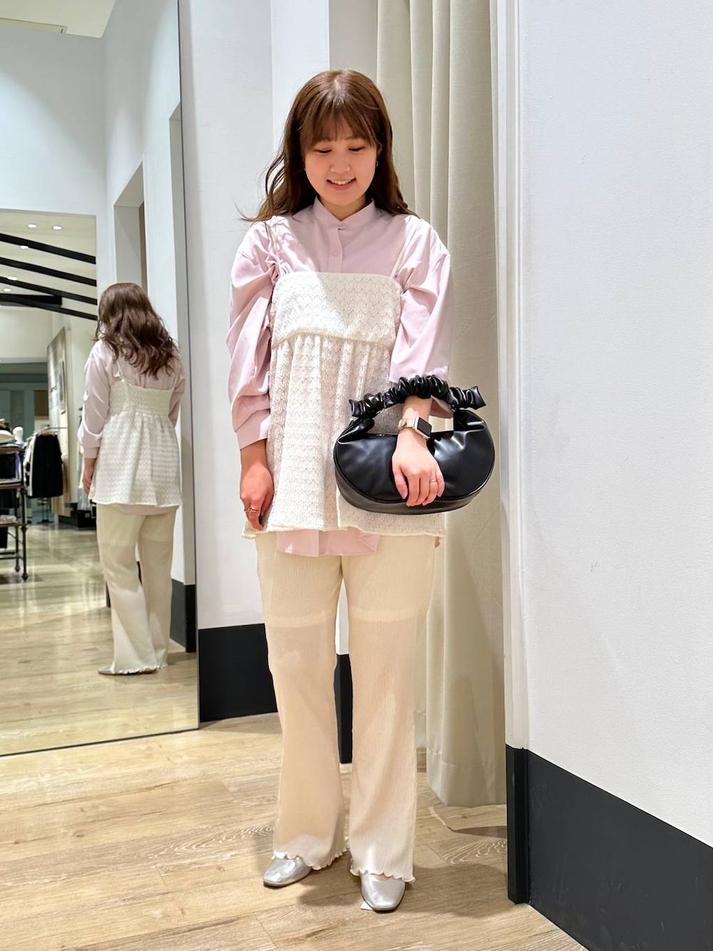 ブラック系のショルダーバッグ、ピンク系のシャツ/ブラウス、グレー系のパンプスを着用したレディースの春コーディネートの1枚目の写真