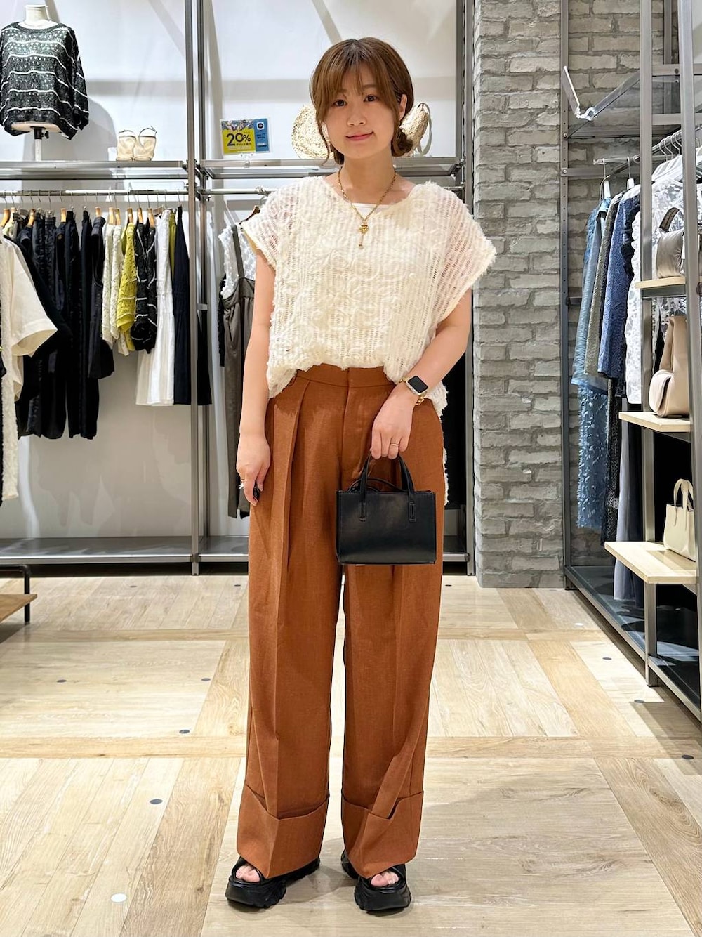「ワントーン、フェミニン、着痩せ・細見え、ママコーデ、骨格ウェーブ、高身長、ベーシック/シンプル、カジュアル、LEPSIM、30代_LEPSIM、ノースリーブ、タンクトップ、ワイドパンツ、ショルダーバッグ、バッグ」｜「LEPSIMの多機能リブタンク　286166（タンクトップ、ホワイト系）」を使った、★しおりんさん（レディース・165cm）の夏コーディネートの1枚目の写真