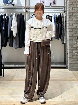「LEPSIM（レプシィム）のマシュマロベロア刺繍パンツ　1047000（Pants、ブラウン系）」を使った、しおりんさん（レディース・165cm）の秋コーディネート