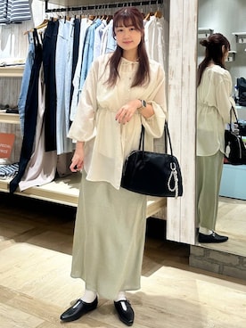 「LEPSIM（レプシィム）のチャーム付きソフトボストン　634220（ボストンバッグ、ブラック系）」を使った、しおりんさん（レディース・165cm）の春コーディネート