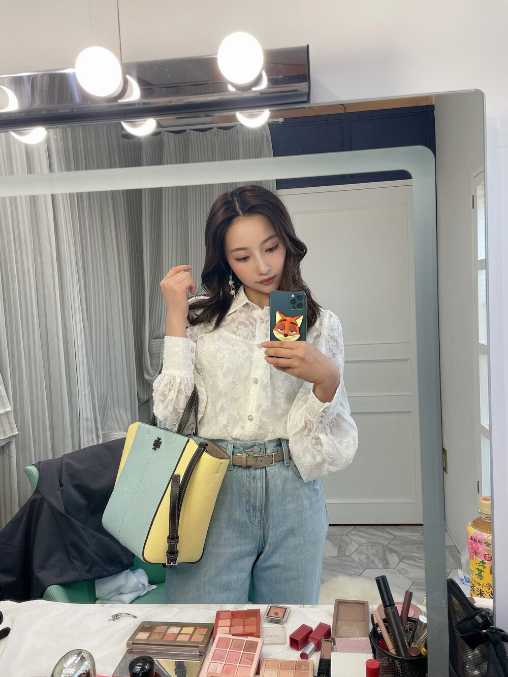 ホワイト系のシャツ/ブラウスを着用したレディースの夏コーディネートの1枚目の写真