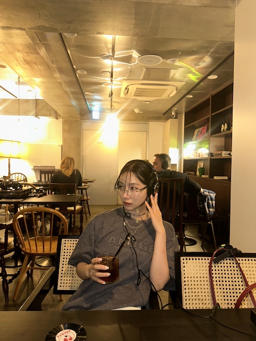 「ANDGEEBEE（アンジービー）のUNISEX スタッズケミカルT（Tシャツ/カットソー）」を使った、村瀬紗英さん（レディース・159cm）の秋コーディネート