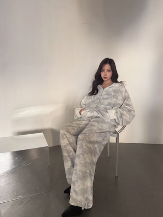「ANDGEEBEE（アンジービー）のラインストーンロゴジップパーカー（パーカー）」を使った、村瀬紗英さん（レディース・159cm）の春コーディネート