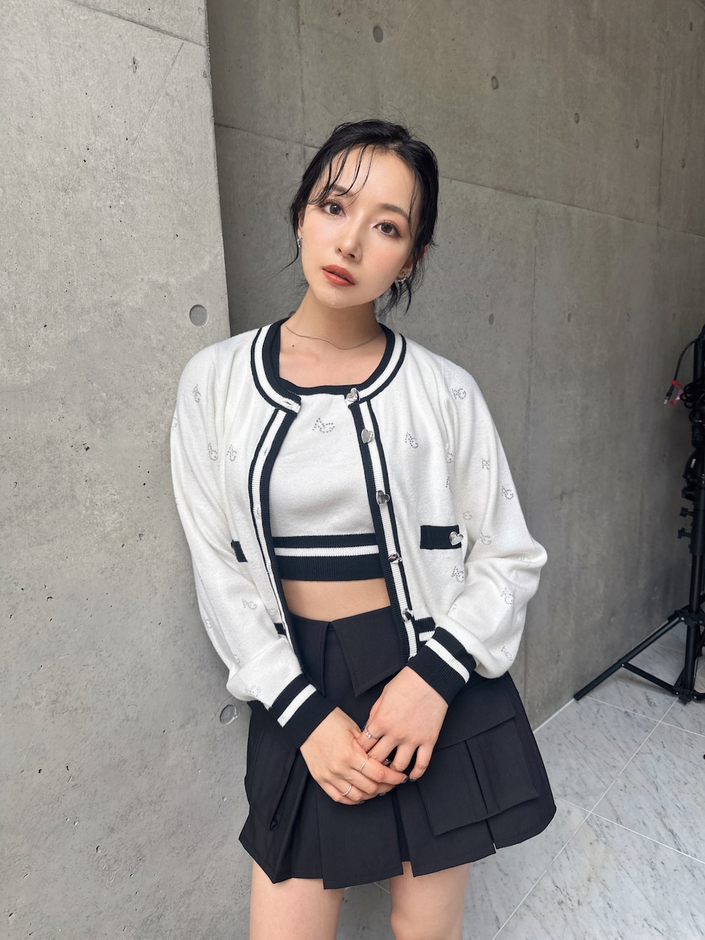「お出かけコーデ、カーディガン、ミニスカート、ootd、モノトーン、outfit、シンプルスタイル、休日スタイル、大人ガーリー、ANDGEEBEE」｜「ANDGEEBEEのラインストーンパターンアンサンブルニット（アンサンブル、ホワイト系）」を使った、村瀬紗英さん（レディース・159cm）の秋コーディネートの1枚目の写真