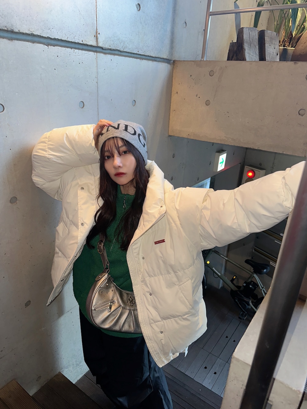 「春色、キレイめカジュアル、ストリート、ビーニー、ゆるコーデ、オトナカジュアル、ニット/セーター、カーゴパンツ、カジュアル、ANDGEEBEE」｜「ANDGEEBEEのUNISEX ANDGEEBEEニットビーニー（ニットキャップ/ビーニー、グレー系）」を使った、村瀬紗英さん（レディース・159cm）の春コーディネートの1枚目の写真