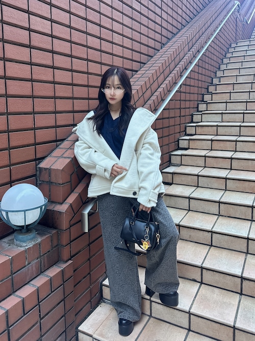 「CHARLES & KEITH（チャールズ & キース）のEverleigh エベルレイ ボウリングバッグ（トートバッグ）」を使った、村瀬紗英さん（レディース・159cm）の冬コーディネート