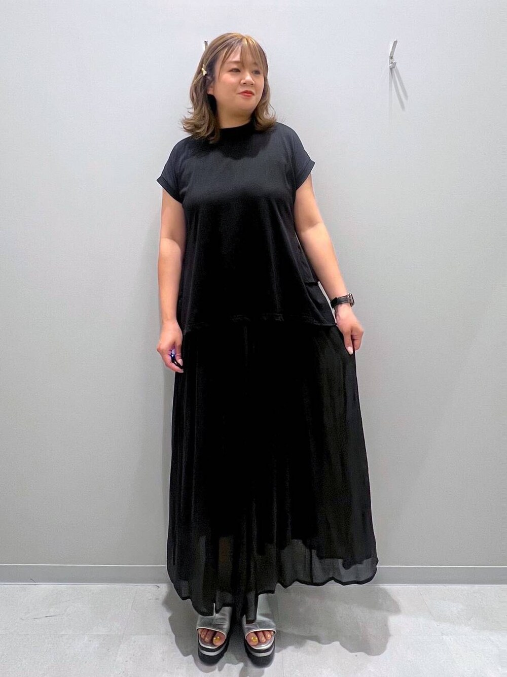 ブラック系のTシャツ/カットソー、ブラック系のスカート、イエロー系のバレッタ/ヘアクリップを着用したレディースの夏コーディネートの1枚目の写真