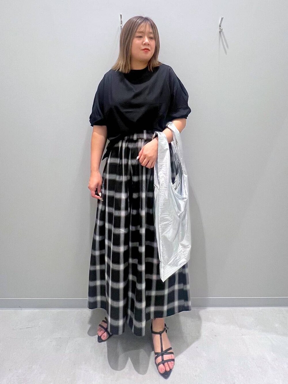 ブラック系のTシャツ/カットソー、グレー系のトートバッグを着用したレディースの夏コーディネートの1枚目の写真