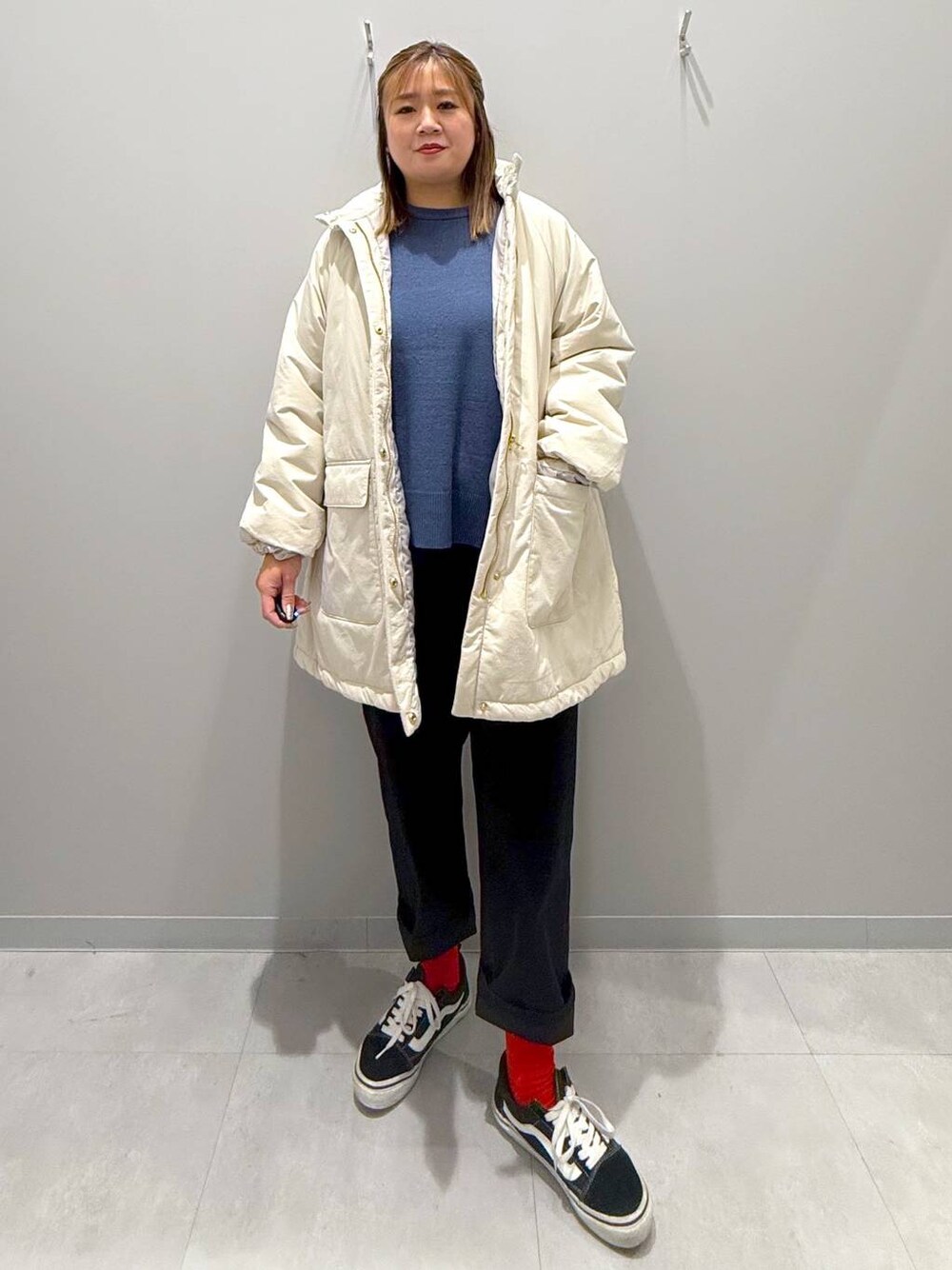 ブラック系のデニムパンツ、ホワイト系のブルゾンを着用したレディースの冬コーディネートの1枚目の写真