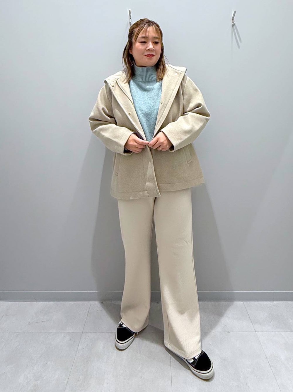 ベージュ系のブルゾン、グリーン系のニット/セーター、ベージュ系のその他パンツを着用したレディースの冬コーディネートの1枚目の写真