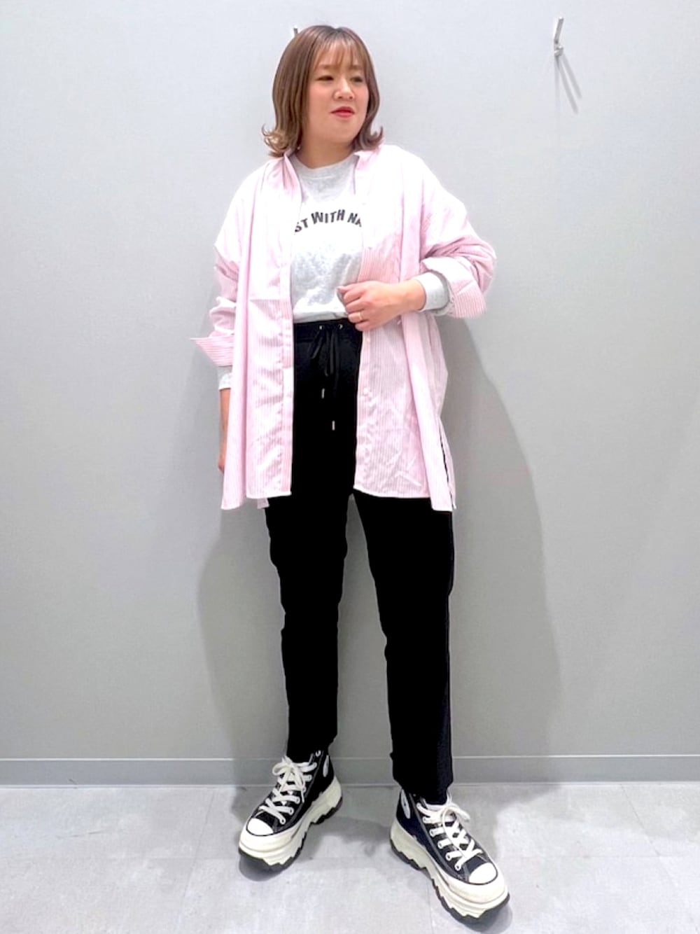 ピンク系のシャツ/ブラウス、グレー系のTシャツ/カットソー、ブラック系のその他パンツを着用したレディースの春コーディネートの1枚目の写真