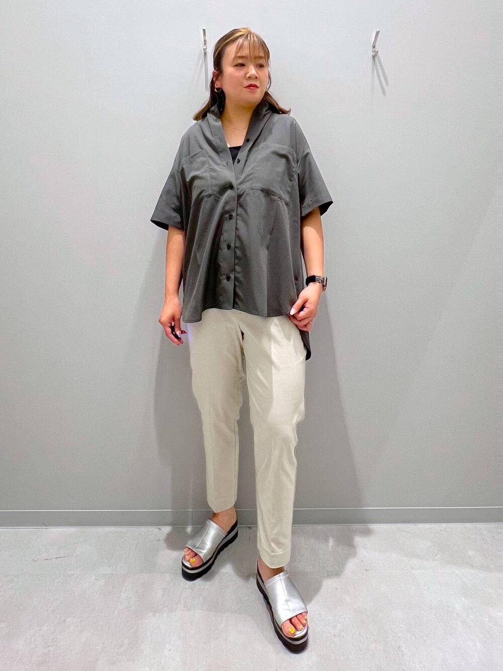 ホワイト系のその他パンツ、グレー系のシャツ/ブラウス、ブラック系のタンクトップを着用したレディースの夏コーディネートの1枚目の写真