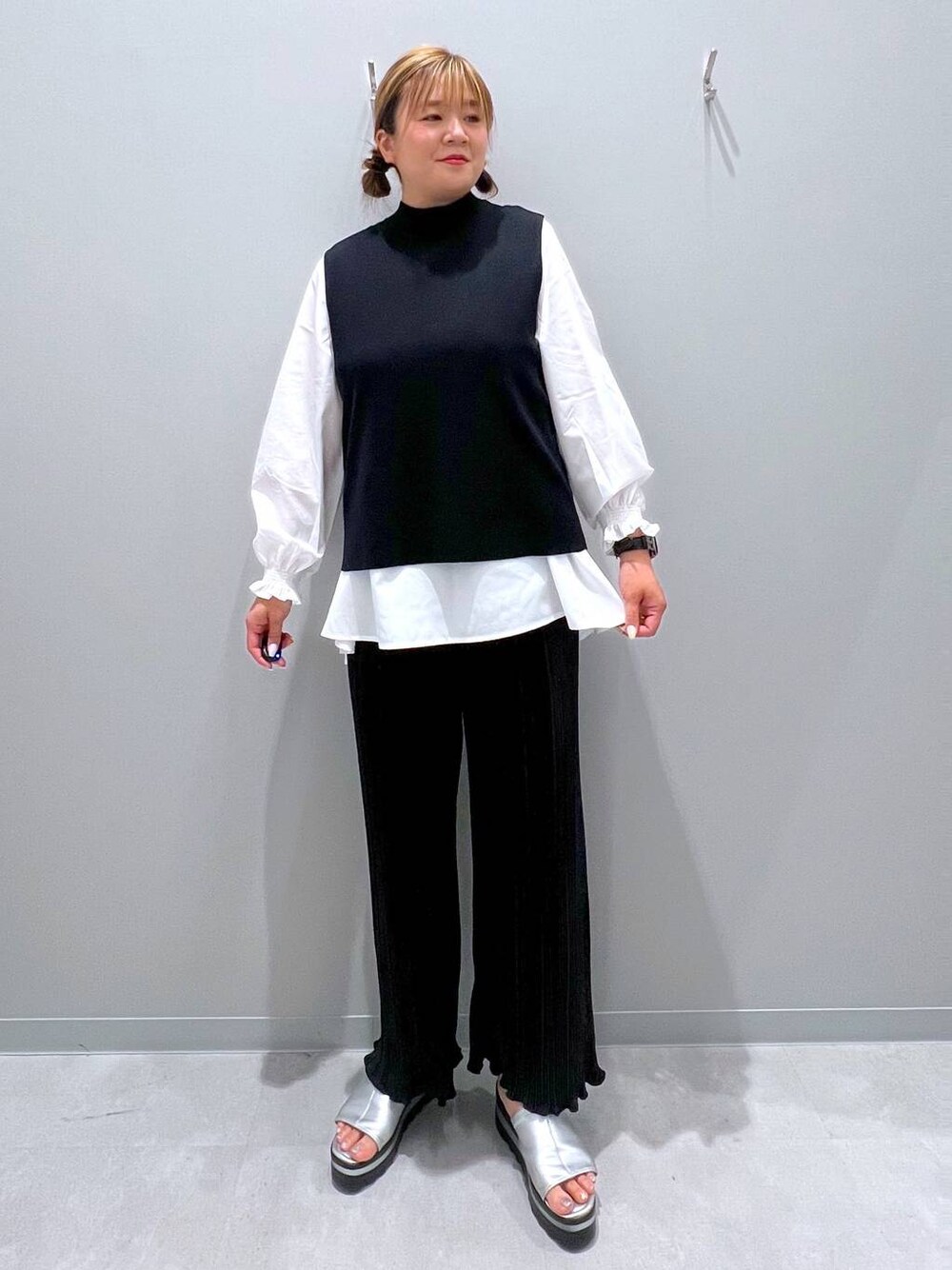 ブラック系のベスト、ブラック系のその他パンツを着用したレディースの夏コーディネートの1枚目の写真