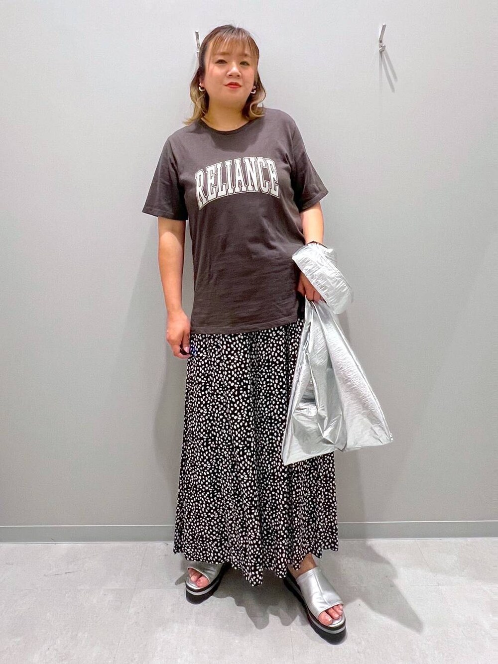 ホワイト系のその他パンツ、グレー系のTシャツ/カットソー、グレー系のトートバッグを着用したレディースの夏コーディネートの1枚目の写真