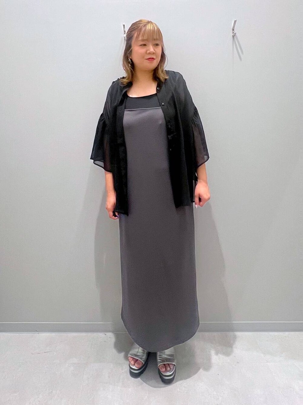 「着痩せ・細見え、カジュアル、差し色コーデ、休日コーデ、ママコーデ、楽ちんコーデ、女子会、体型カバー、女子ウケ、家族旅行、女子旅、シンプルコーデ、ブラウス、キャミワンピース」｜「GLOBAL WORK Smile Seed Storeの華奢リブタンクトップ/984082（タンクトップ、ブラック系）」を使った、rumi.さん（レディース・160cm）の夏コーディネートの1枚目の写真