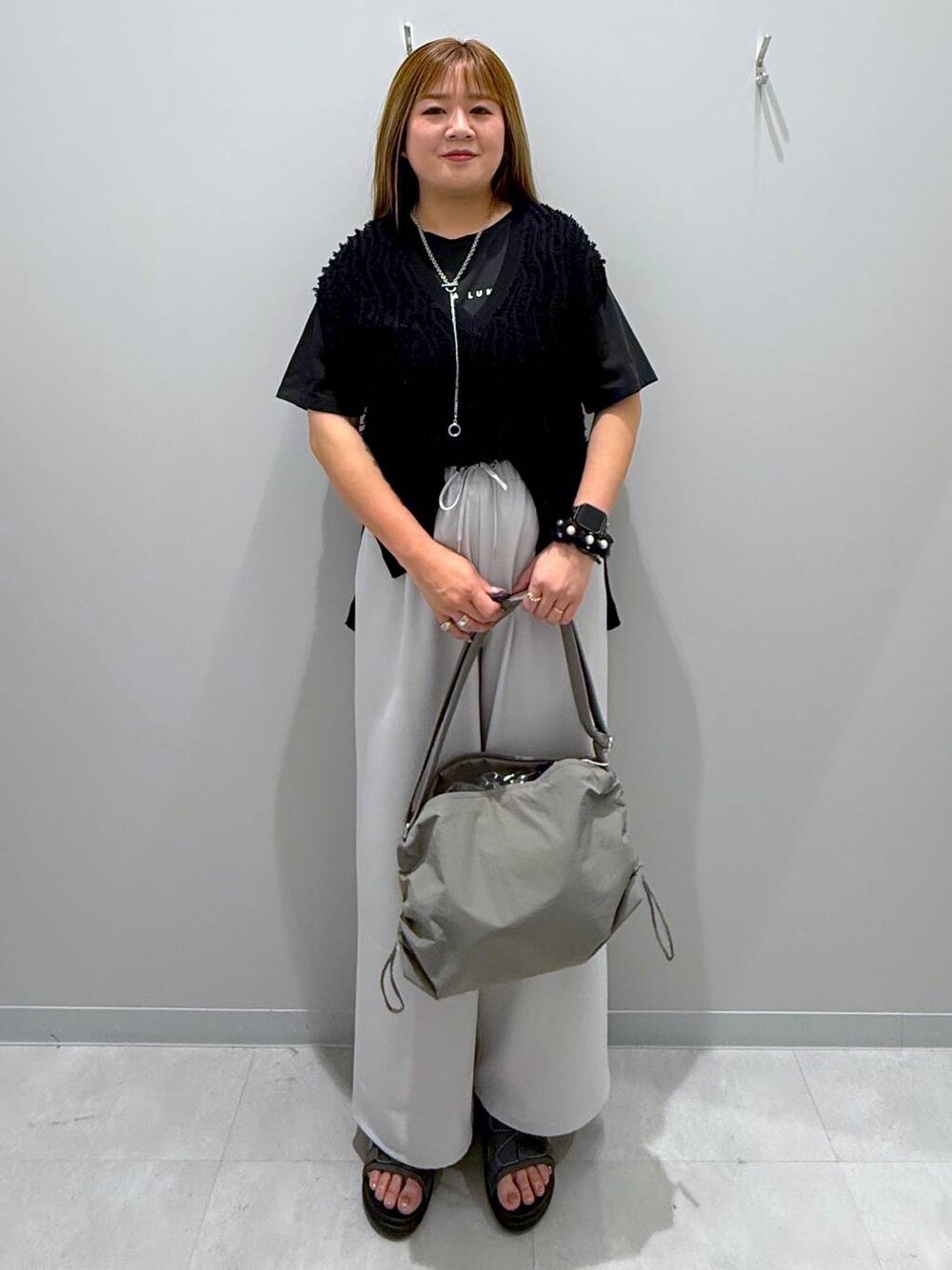 ブラック系のTシャツ/カットソー、グレー系のその他パンツ、グレー系のショルダーバッグを着用したレディースの夏コーディネートの1枚目の写真