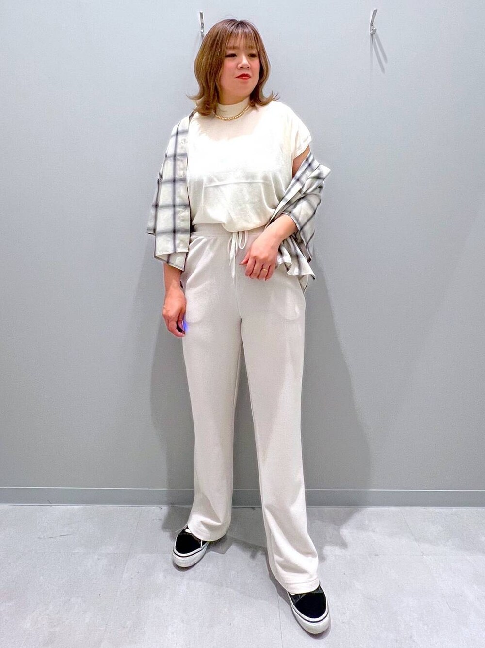 「着痩せ・細見え、カジュアル、差し色コーデ、休日コーデ、ママコーデ、楽ちんコーデ、女子会、体型カバー、女子ウケ、家族旅行、女子旅、シンプルコーデ、シャツ、パンツ」｜「GLOBAL WORK Smile Seed Storeのサラサラクロップドシャツ/114583（シャツ/ブラウス、グレー系）」を使った、rumi.さん（レディース・160cm）の夏コーディネートの1枚目の写真